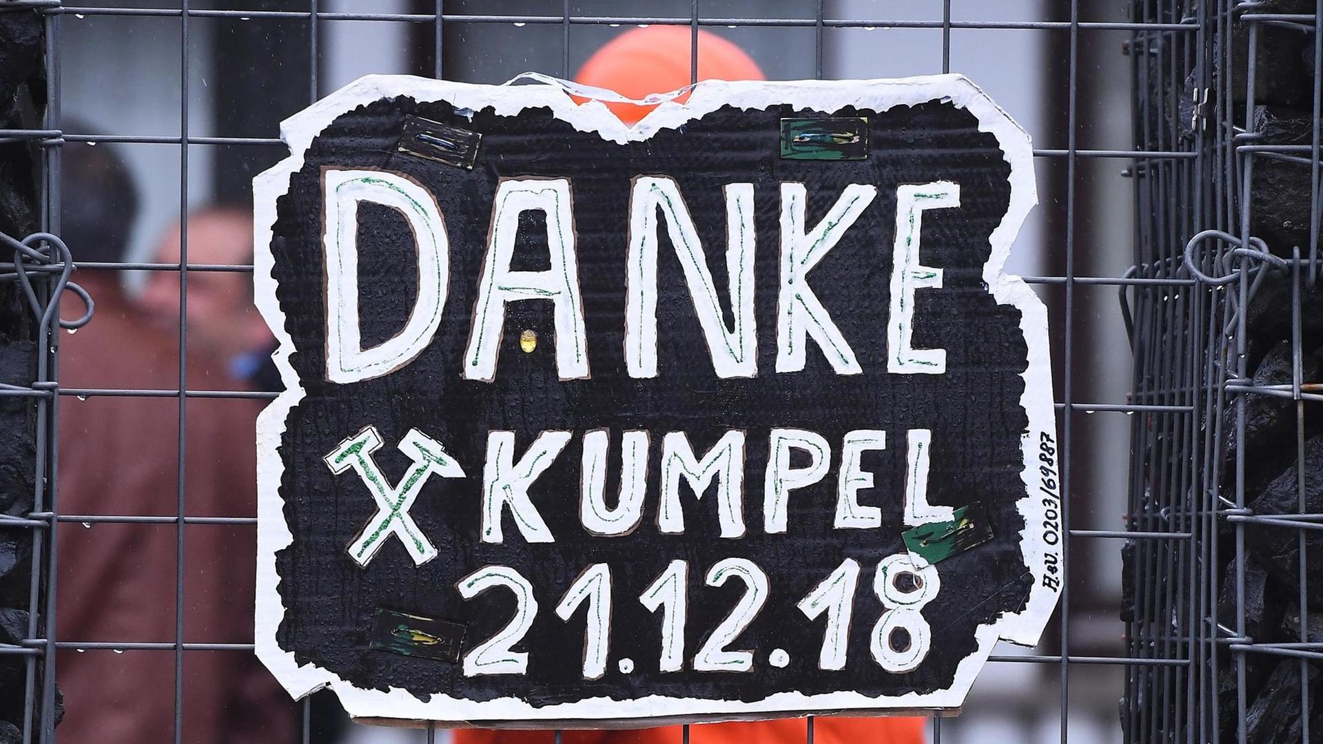 "Danke Kumpel" steht auf einem Schild, das am letzten Tag der Steinkohleförderung am Eingang der Zeche Prosper Haniel in Bottrop hängt.