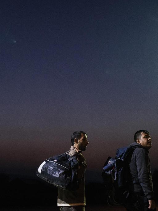 Migranten und Flüchtlinge an einer Registrierungsstation an der griechisch-mazedonischen Grenze in der Nähe von Gevgelija.