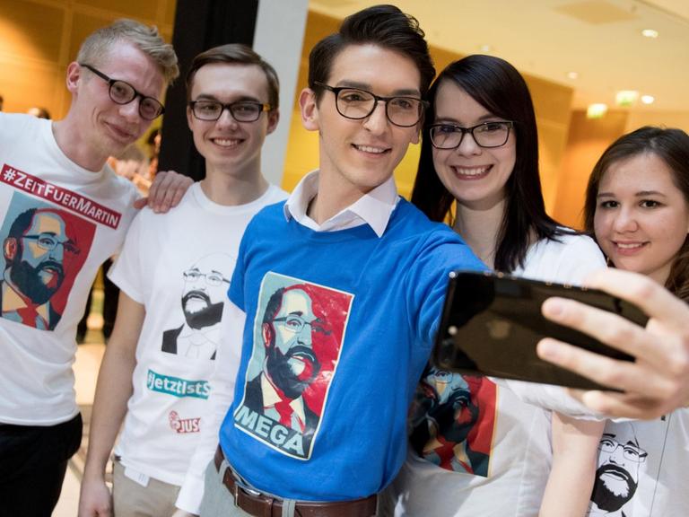 Mitglieder der Jungsozialisten in der SPD (Jusos) nehmen am 03.03.2017 in der SPD-Parteizentrale in Berlin, vor einer Konferenz der Jusos mit SPD-Kanzlerkandidat Martin Schulz, ein Selfie auf. Die Jusos tragen T-Shirts mit einem Porträt von Schulz.