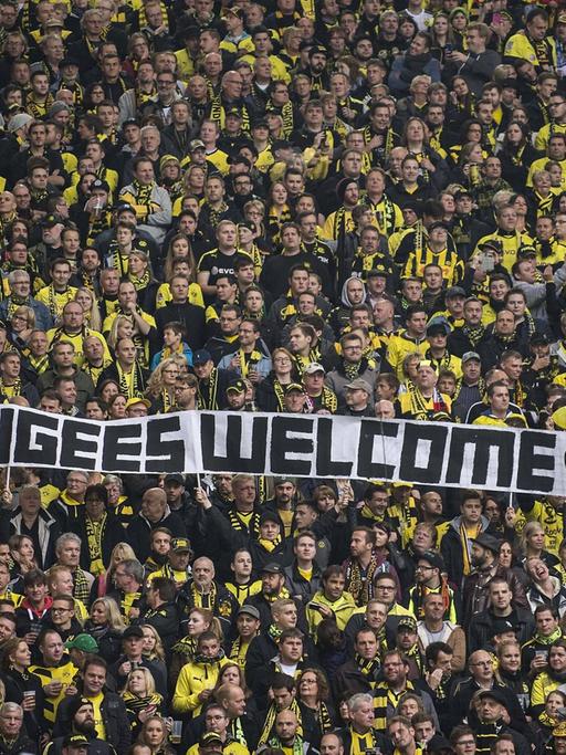 Borussia Dortmund-Fans mit "Refugees Welcome"-Banner im Stadion