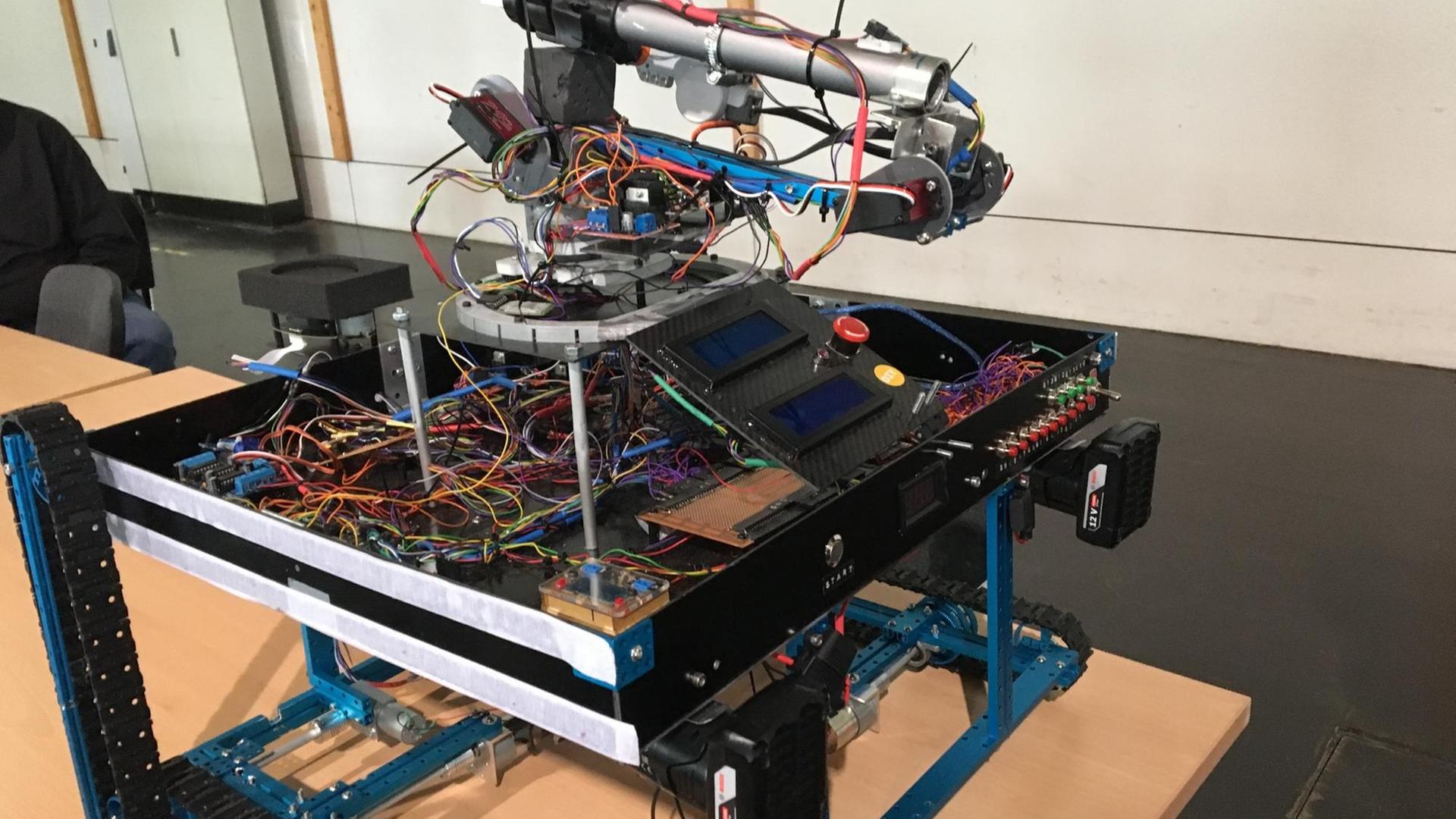 Der Roboter "Loch Ness" besteht aus einem Metallrahmen mit zahlreichen Kabeln und Computer-Chips.