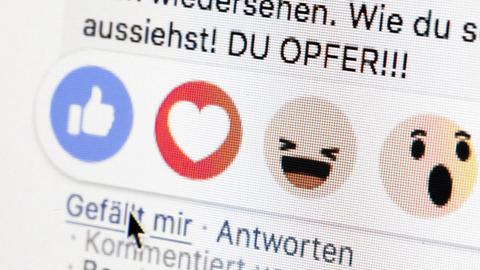 Gestellte Aufnahme zum Thema Mobbing in sozialen Netzwerken. Neben dem "Gefällt mir Button" von facebook sind die Worte "Du Opfer" zu sehen.