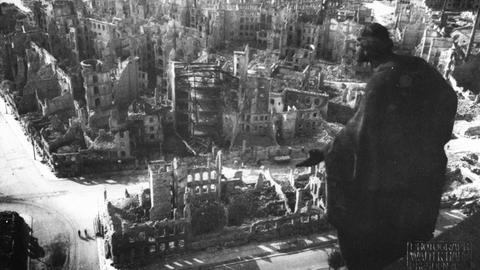 Blick vom Rathausturm auf die Ruinen der Dresdener Innenstadt im September 1945.