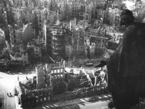Blick vom Rathausturm auf die Ruinen der Dresdener Innenstadt im September 1945.
