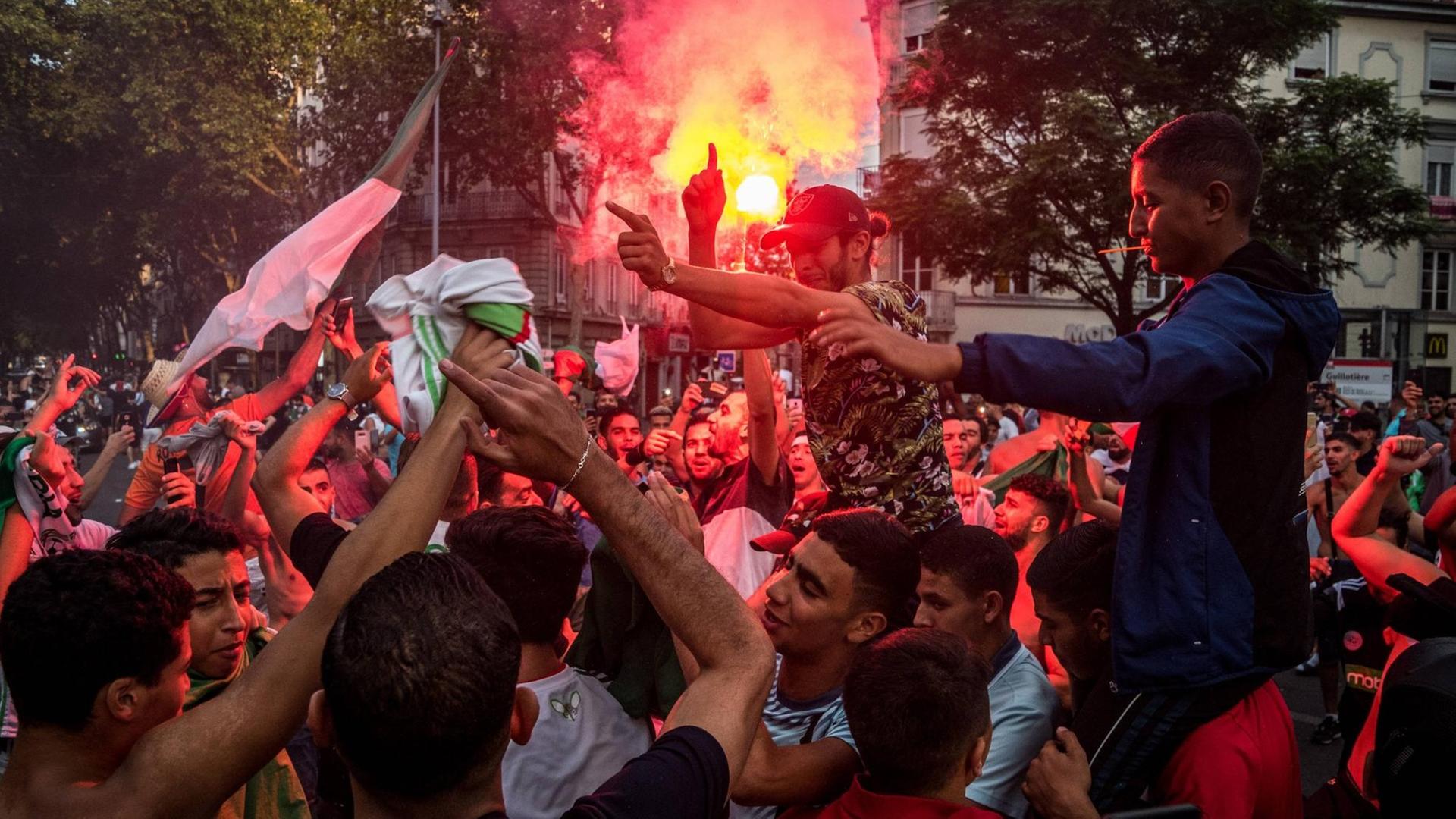Algerische Fans feiern in Lyon den Sieg ihres Teams im Viertelfinale des Afrika-Cups gegen die Elfenbeinküste.