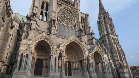 Eine Außenansicht der gotischen Kathedrale von Chartres in der Normandie
