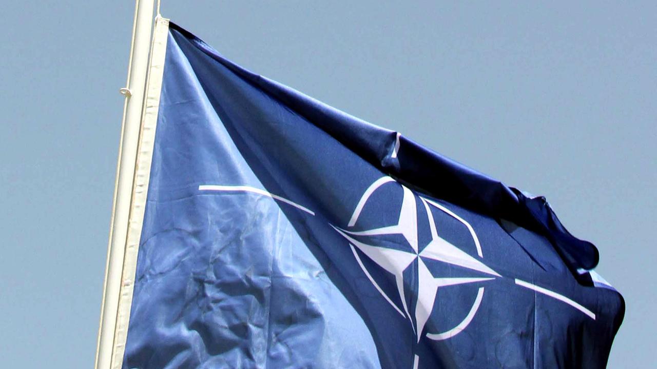 Die Nato-Flagge weht im Wind.