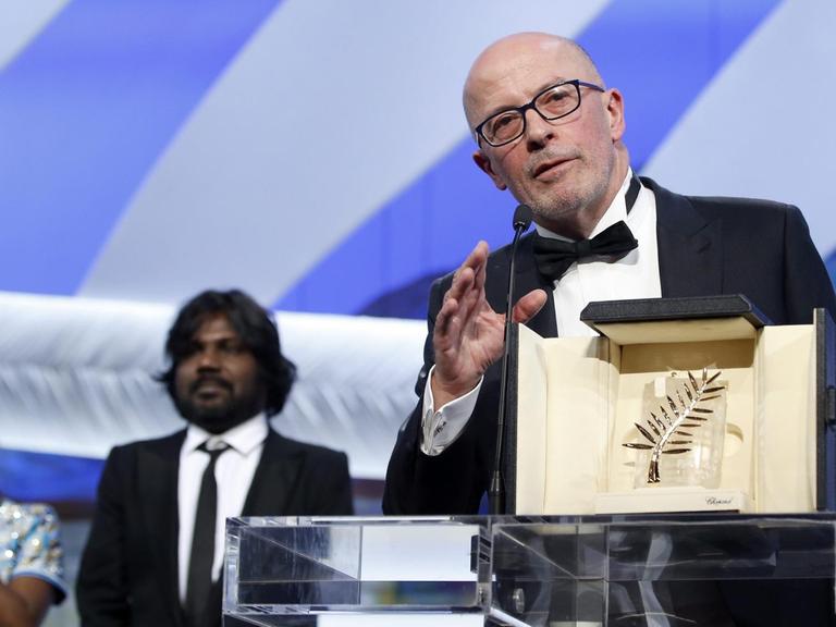 Der französische Filmemacher Jacques Audiard mit der Goldenen Palme von Cannes.