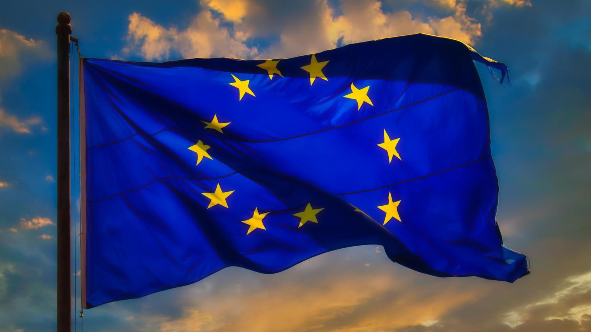 Die Flagge der Europäischen Union EU weht bei Sonnenuntergang im Wind
