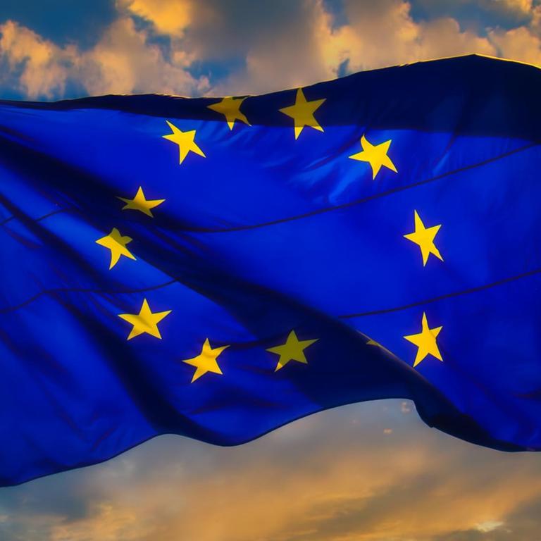 Die Flagge der Europäischen Union EU weht bei Sonnenuntergang im Wind