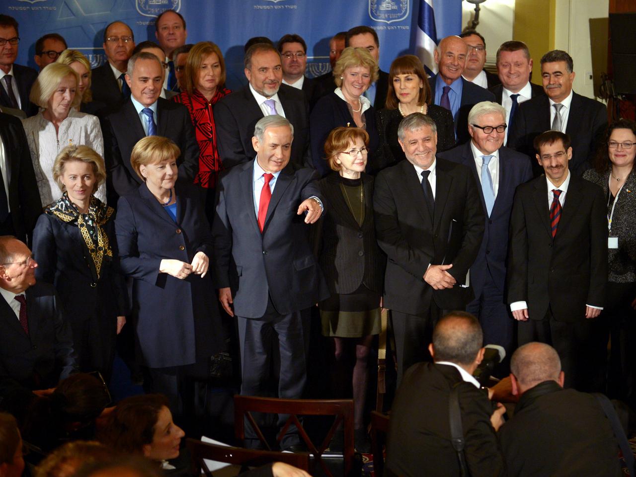 Bundeskanzlerin Merkel und der israelische Ministerpräsident Netanjahu mit Ministern aus beiden Regierungen