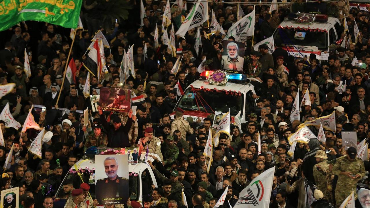 Trauernde umgeben Autos, die die Särge des erschlagenen irakischen Paramilitärchefs Abu Mahdi al-Muhandis, des iranischen Militärkommandanten Qasem Soleimani und acht Anderer.