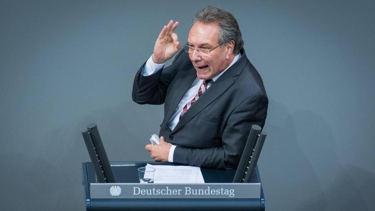 Im Bild ist Klaus Ernst DIE LINKE während der Sitzung des deutschen Bundestags zu sehen. 
