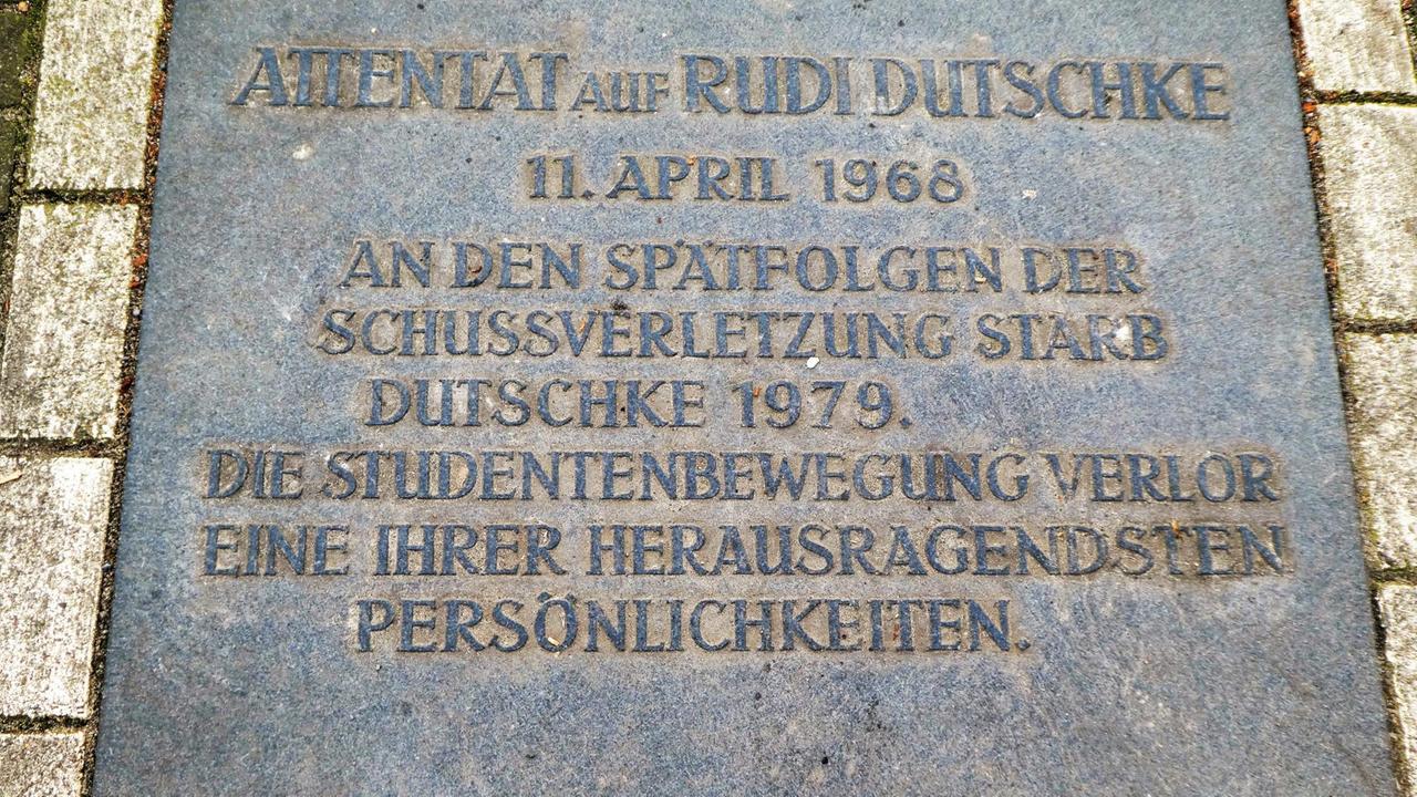 Eine Gedenktafel erinnert am Kurfürstendamm an das Attentat auf Rudi Dutschke.
