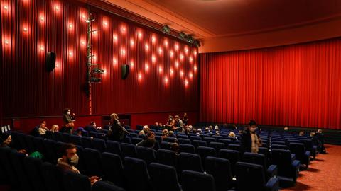 Wenige Zuschauer sitzen im Kinosaal des Filmpalast Delphi.