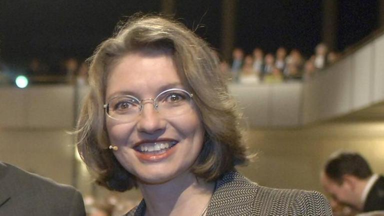 Die beiden Fernsehjournalisten des Hessischen Rundfunks, Ester Schapira (r) und Georg M. Hafner (Mitte) erhalten bei der Eröffnung der christlich-jüdischen Woche der Brüderlichkeit am Sonntag (11.03.07) in Mannheim die Buber-Rosenzweig-Medaille.