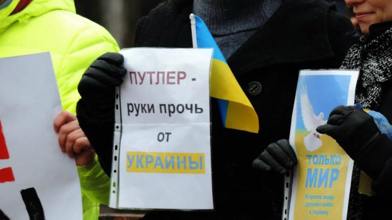 Oleksandr Hryschtschenko hat bei proukrainischen Demonstrationen Fotos gemacht. Die Separatisten haben ihn speziell wegen dieser Fotos misshandelt. 
 