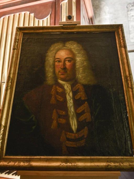 Porträt des Komponisten Georg Friedrich Händel steht im Händelhaus in Halle an der Saale auf einer Staffelei in einem Raum.