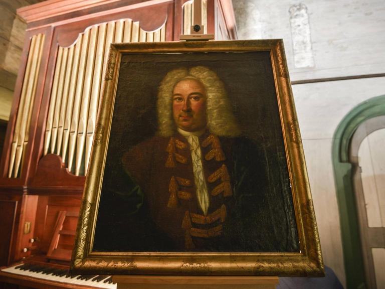 Porträt des Komponisten Georg Friedrich Händel steht im Händelhaus in Halle an der Saale auf einer Staffelei in einem Raum.