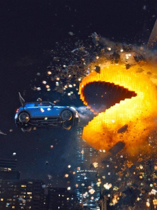 Szene aus dem Animationsfilm "Pixels": Ein animierte Pacman frisst ein fliegendes Auto