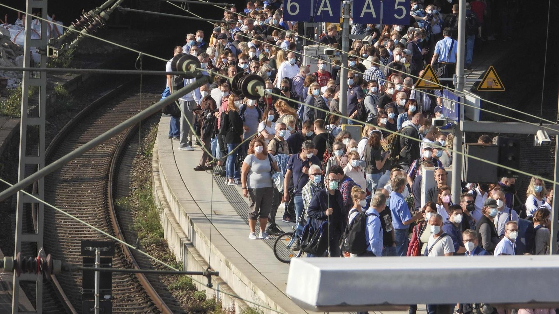 Blick von oben auf einen Bahnsteig auf dem sich Menschenmassen drängen
