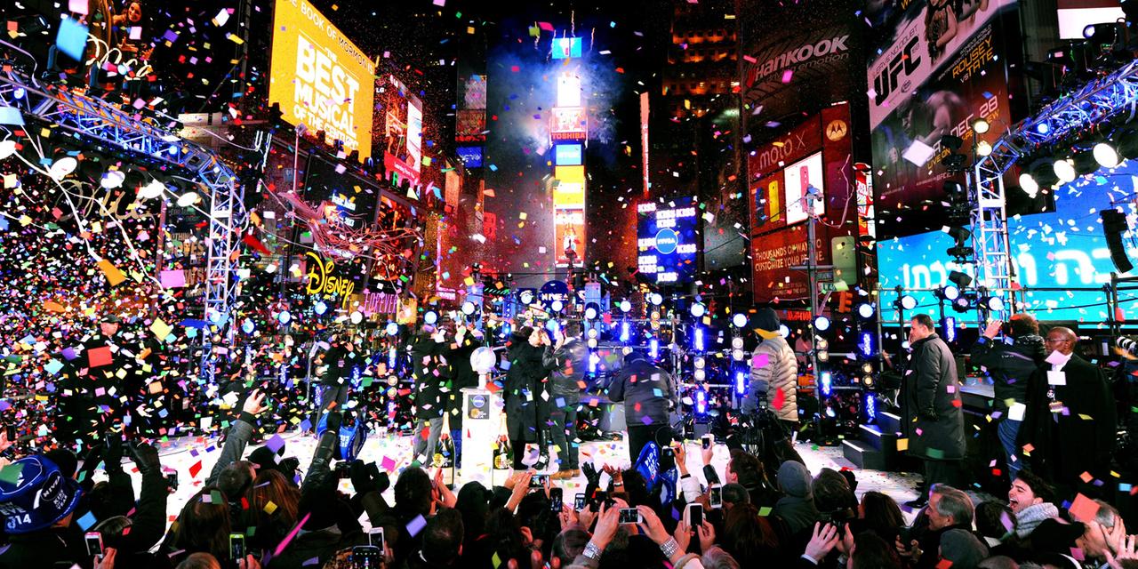 Feuerwerk und Konfetti auf dem New Yorker Times Square