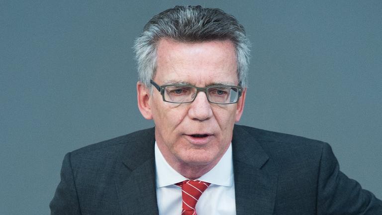 Bundesinnenminister Thomas de Maizière (CDU) am Rednerpult im Bundestag