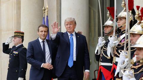 Der französische Präsident Emmanuel Macron (l) und sein US-amerikanischer Kollege Donald Trump posieren am 13.7.2017 vor dem Élysée-Palast in Paris für die Fotografen.