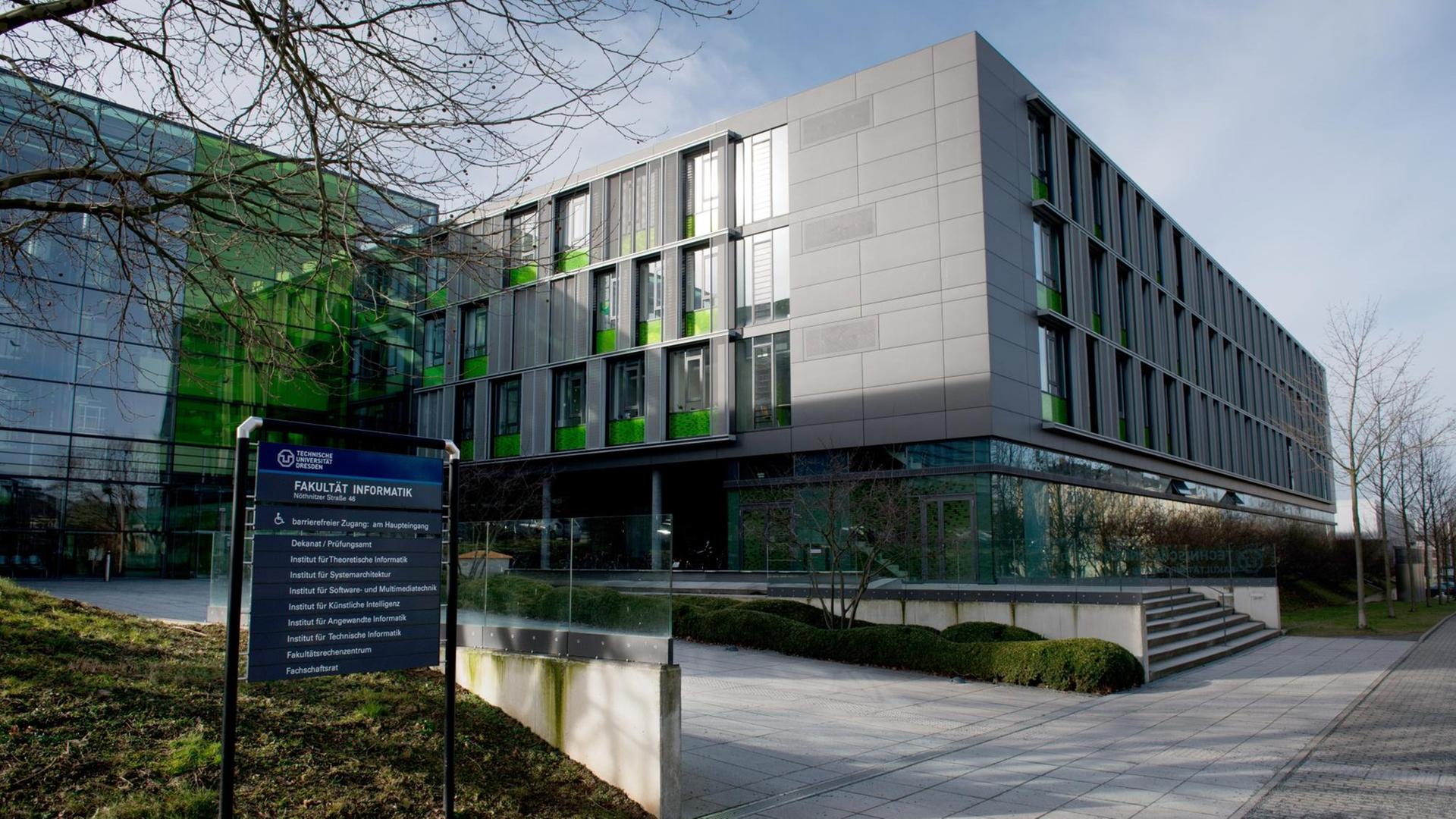 Die Fakultät für Informatik der Technischen Universität in Dresden (Sachsen), aufgenommen am 18.02.2014.