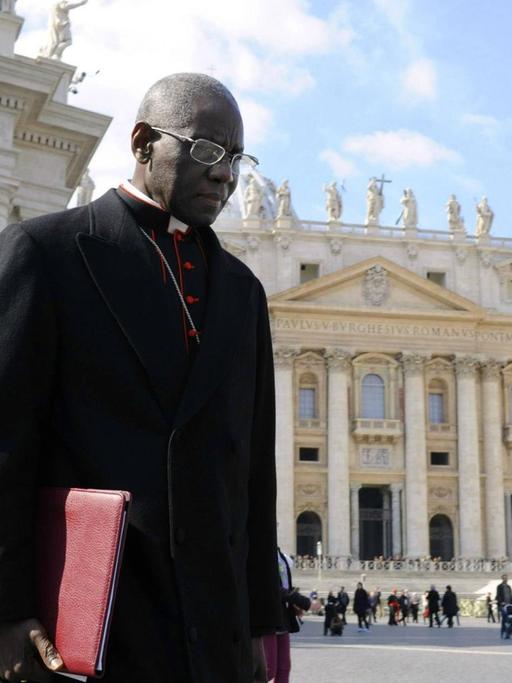 Kardinal Robert Sarah, Wortführer der afrikanischen Bischöfe, auf dem Petersplatz in Rom