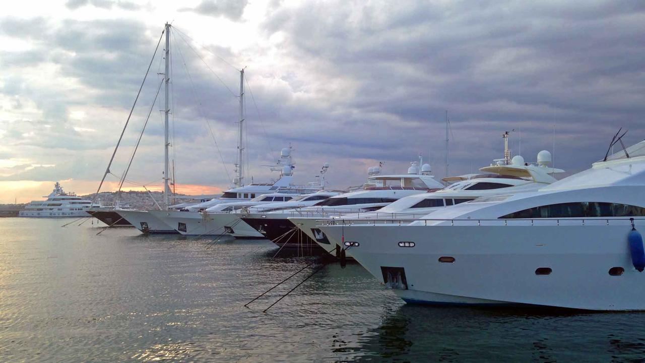 Ein idyllischer Anblick: Schnelle, teure Boote in Reih und Glied am Athener Hafen.