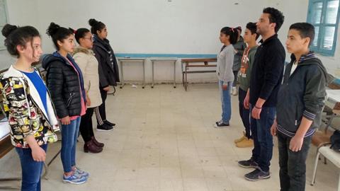 Der ausgebildete Schauspiellehrer Ghawth Zorgui mit seinen Schülern an einer Schule in Kasserine.