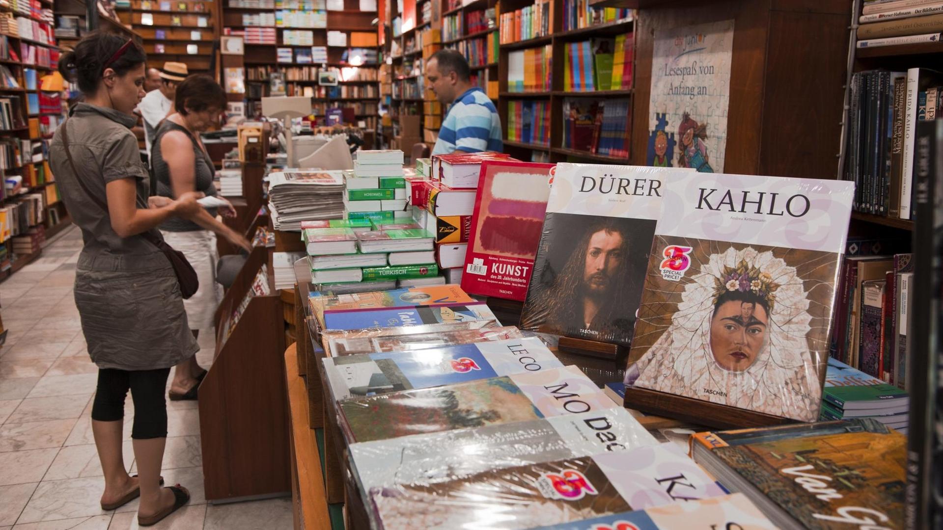 Blick in die deutsche Buchhandlung in der Istiklal Caddesi im Stadtteil Beyoglu in Istanbul
