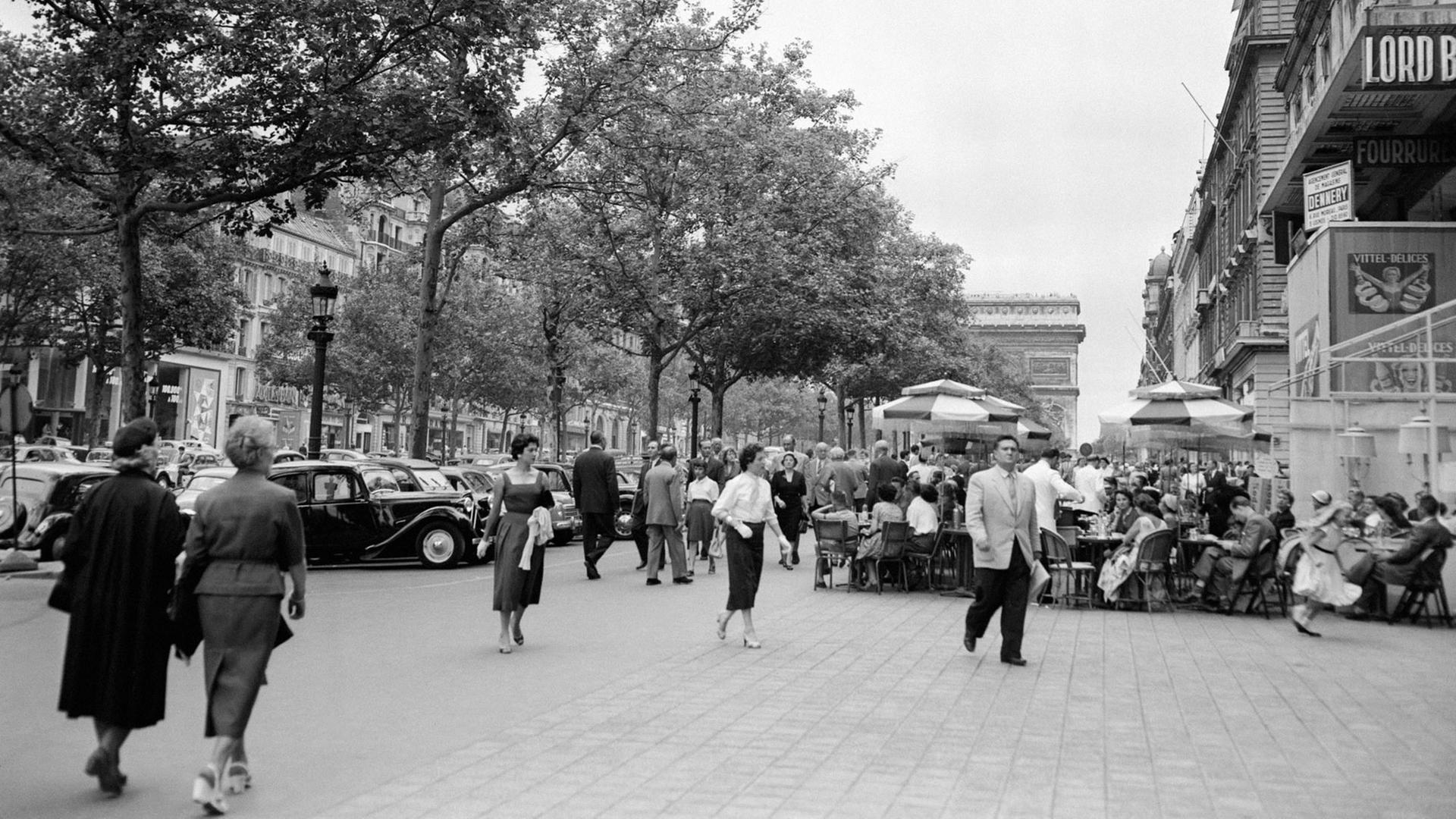 Champs-Élysées in Paris im September 1955 in Paris