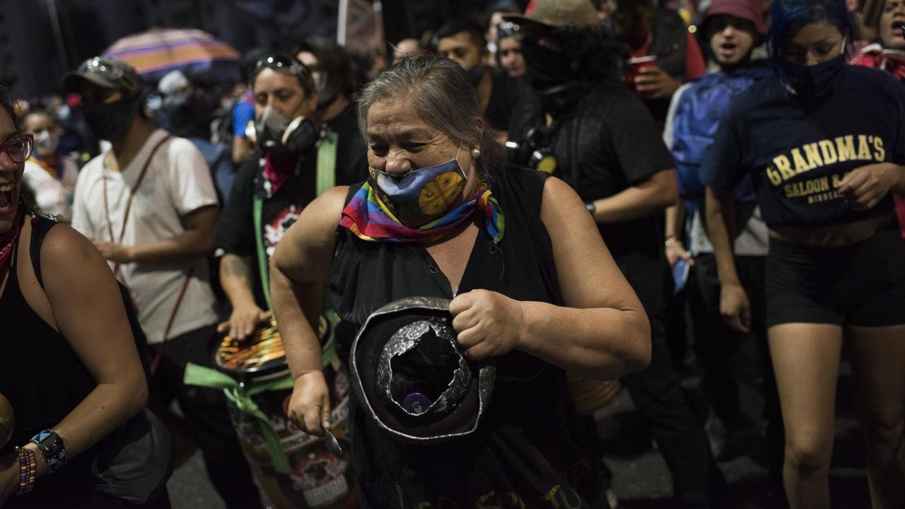 Demonstranten feiern in Santiago, Chile.
