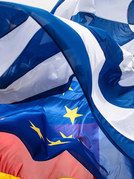 Flaggen von Griechenland, Deutschland und der EU wehen im Wind