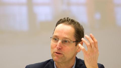 Dirk Luckow, Intendant der Deichtorhallen, gestikuliert am 10.12.2012 in Hamburg bei der Jahres-Pressekonferenz.