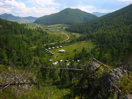 Blick von einem Fels über dem Archäologen-Camp, nahe der Denisova-Höhle.