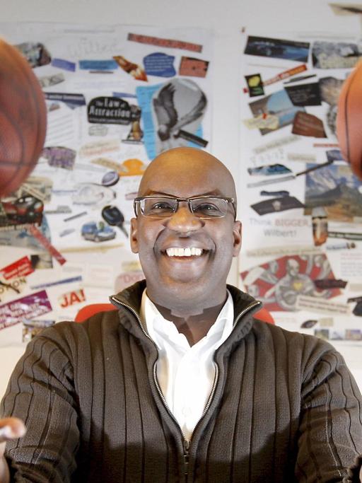 Der ehemalige Basketball-Bundesligaspieler und jetzige "Inspiration Coach" Wilbert Olinde in seinem Büro in Hamburg