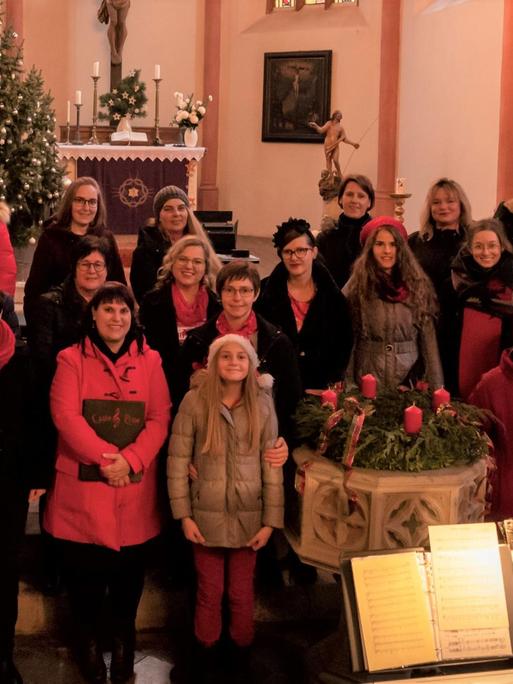 Ein Gruppenbild des Chores in einer Kirche.