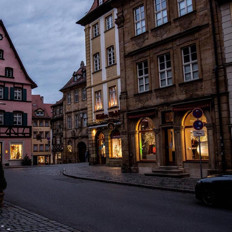 Eine Straße in Bamberg, Fenster sind erleuchtet, aber keine Menschen sind zu sehen. Die Straßen in Bamberg sind während des Lockdowns zur Bekämpfung des Coronaviruses so gut wie leer.