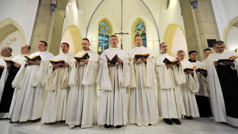 Zisterzienser-Mönche vom Kloster Heiligenkreuz im Wienerwald singen in einer Kapelle des Klosters in Bochum-Stiepel gregorianische Choräle