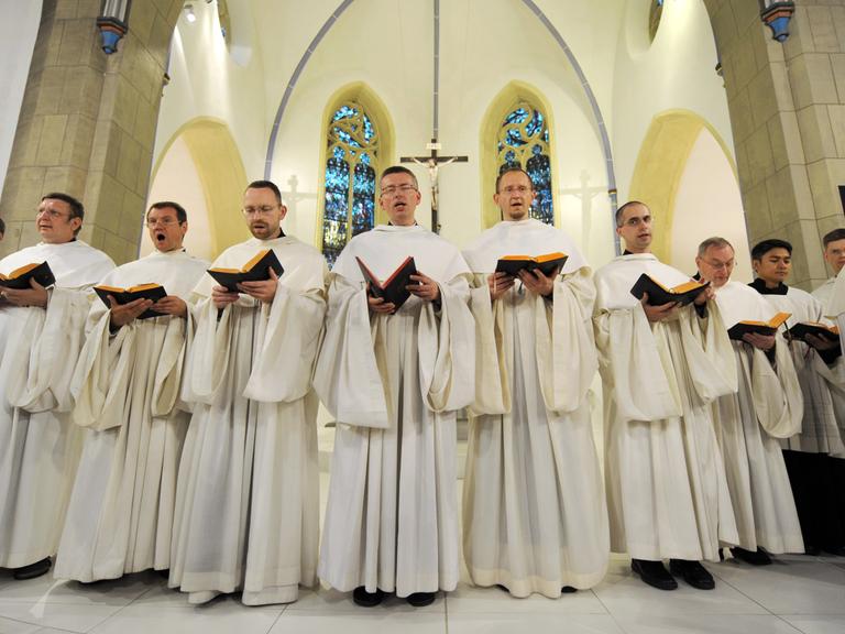 Zisterzienser-Mönche vom Kloster Heiligenkreuz im Wienerwald singen in einer Kapelle des Klosters in Bochum-Stiepel gregorianische Choräle.