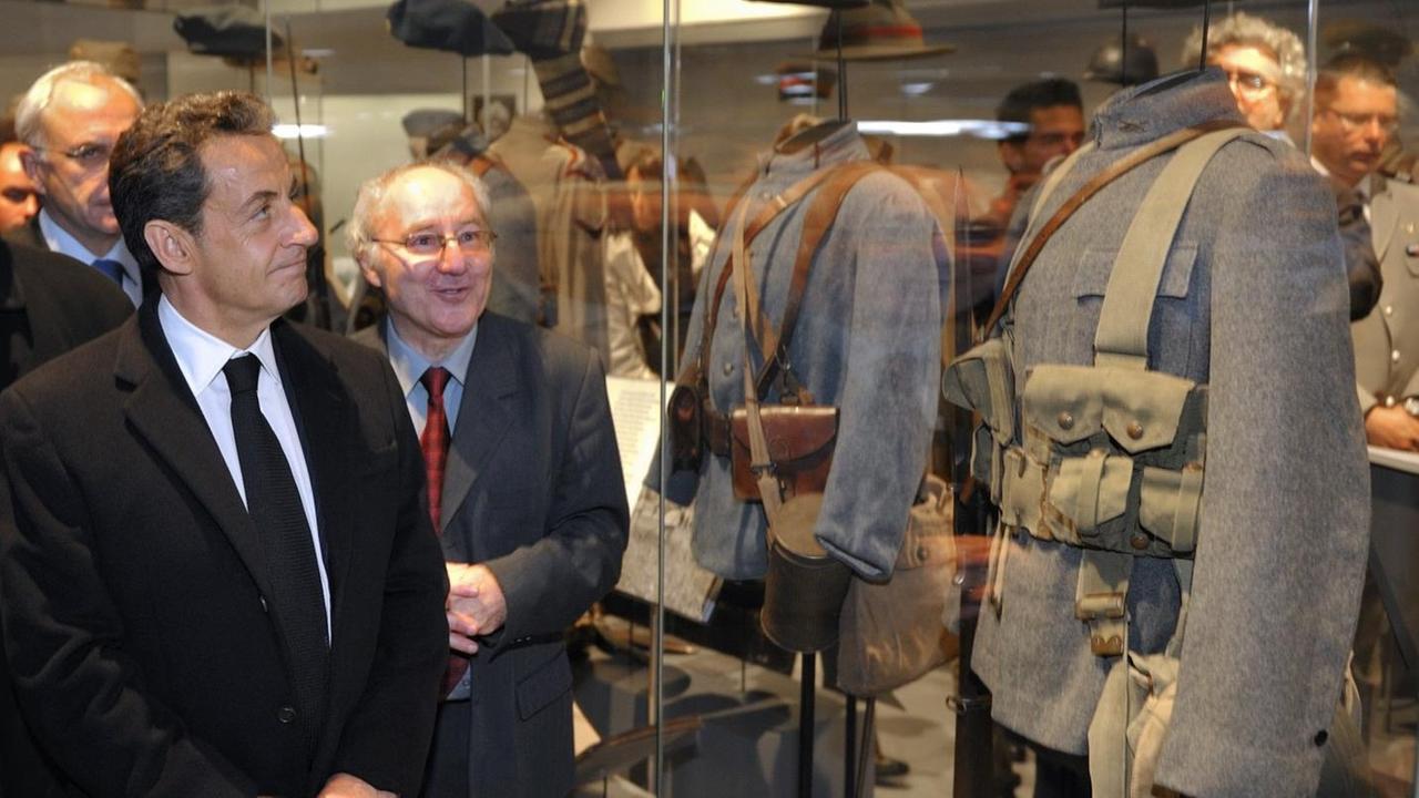 Jean-Pierre Verney (r.) mit dem damalöigen französichen Präsidenten Sarkozy während der Einweihung des Museums des Ersten Weltkriegs in Meaux (Archivbild 2011)
