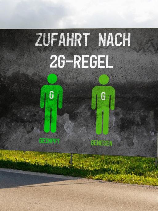 Schild an einer deutschen Straße mit der Aufschrift: "Zufahrt nur nach 2G-Regel" Covid-19 Regel: Geimpft oder Genesen. 2021.