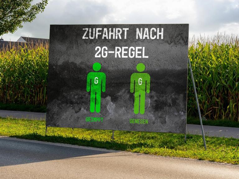 Schild an einer deutschen Straße mit der Aufschrift: "Zufahrt nur nach 2G-Regel" Covid-19 Regel: Geimpft oder Genesen. 2021.