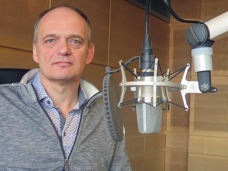 Der Schriftsteller Thomas Lehr bei Deutschlandradio Kultur