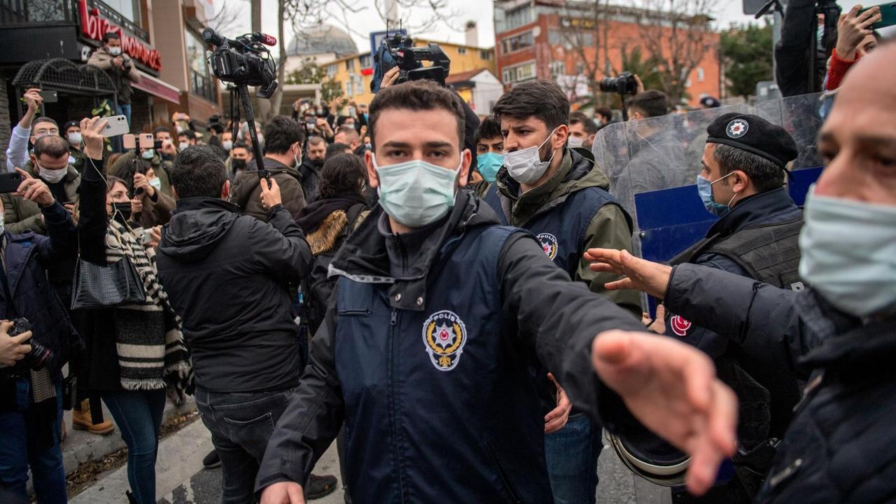Türkische Polizisten blockieren die Kameras von Reportern während Demonstrationen von Studenten vor der Bogazici-Universität in Istanbul.