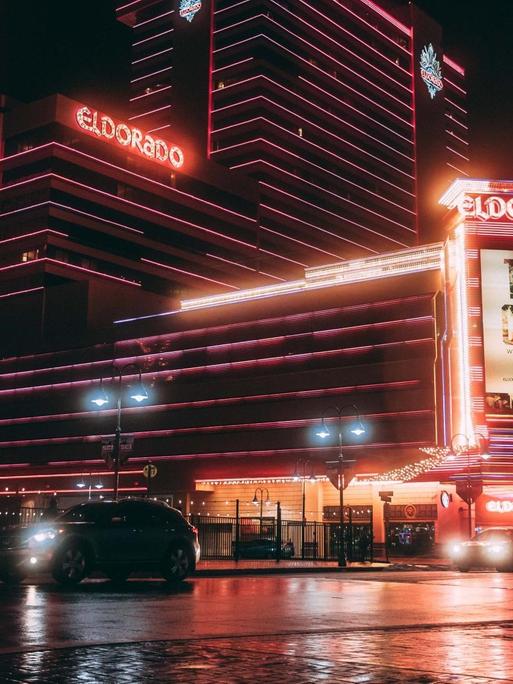 Das Eldorado Resort Casino, ein Hotel and Casino in Reno, Nevada, beleuchtet bei Nacht.
