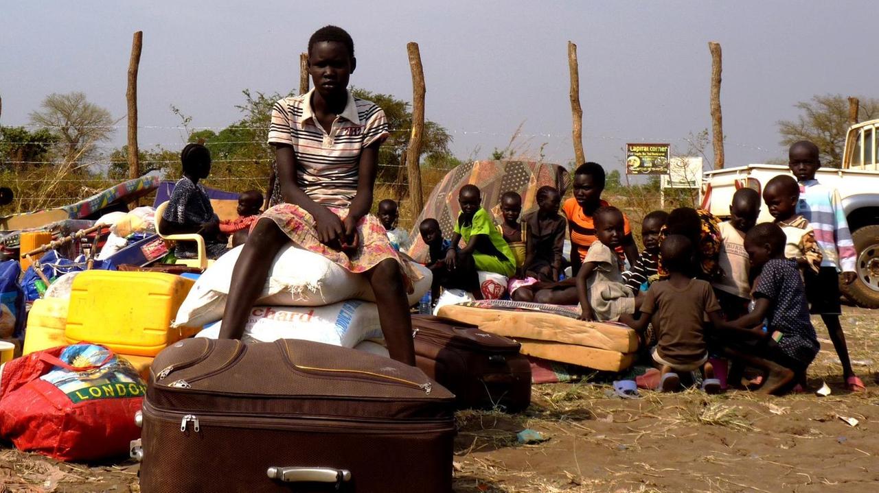 Flüchtlinge mit ihren Habseligkeiten an der Grenze zsichen Uganda und Südsudan.